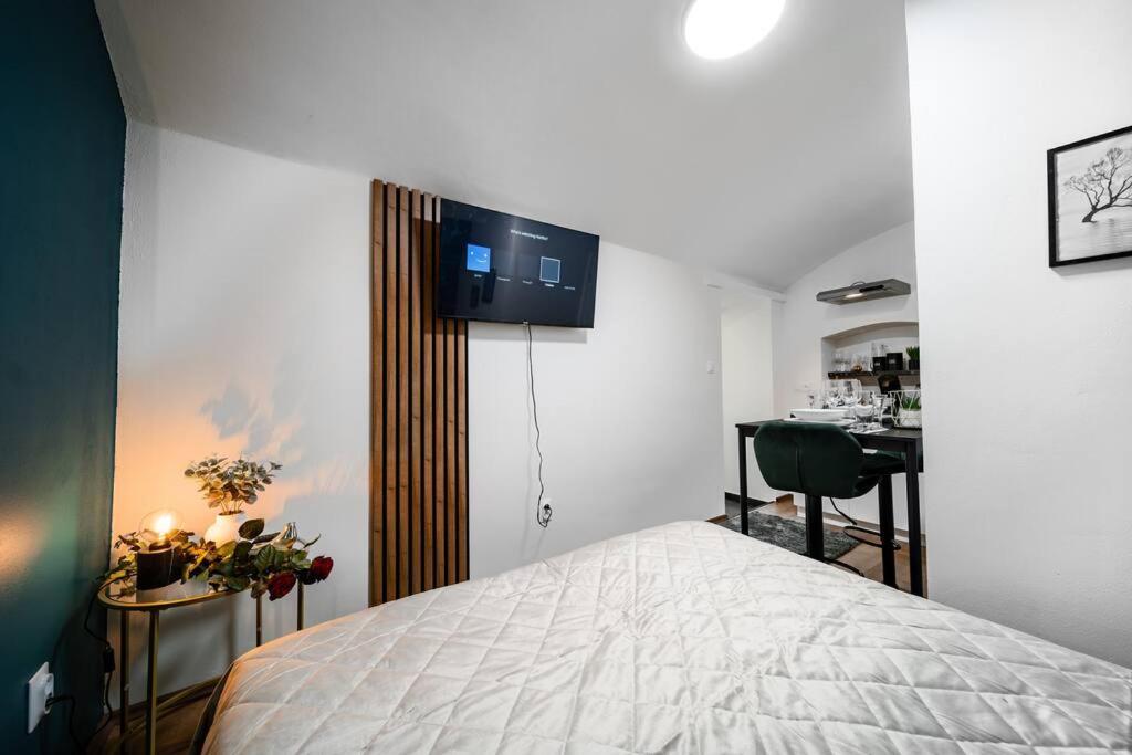 Secret Economy Studio Oasis Прага Екстериор снимка